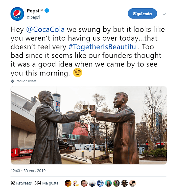 Y esa estatua fue llevada al lado de la del fundador de Coca Cola, John Pemberton, que sí está fija, y la pusieron junto, como si estuvieran a punto de brindar.