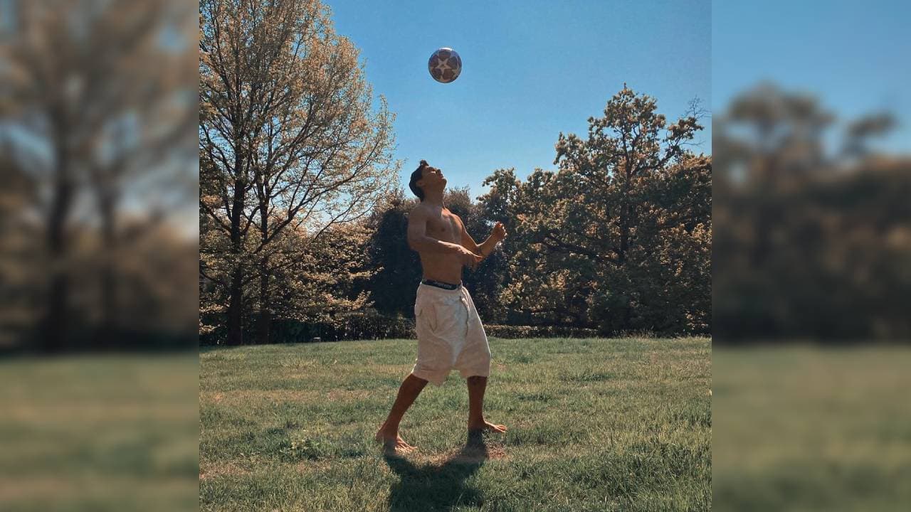 Tampoco pierde el toque, sale al jardín a dominar la pelota un rato.