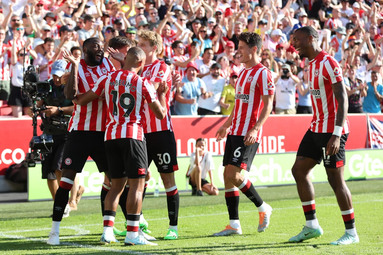Brentford goleó 4-0 al Manchester United en la Jornada 2 con goles de Josh Dasilva, Mathias Jensen, Ben Mee y Bryan Mbeumo; su primera victoria sobre los Red Devils desde 1938.