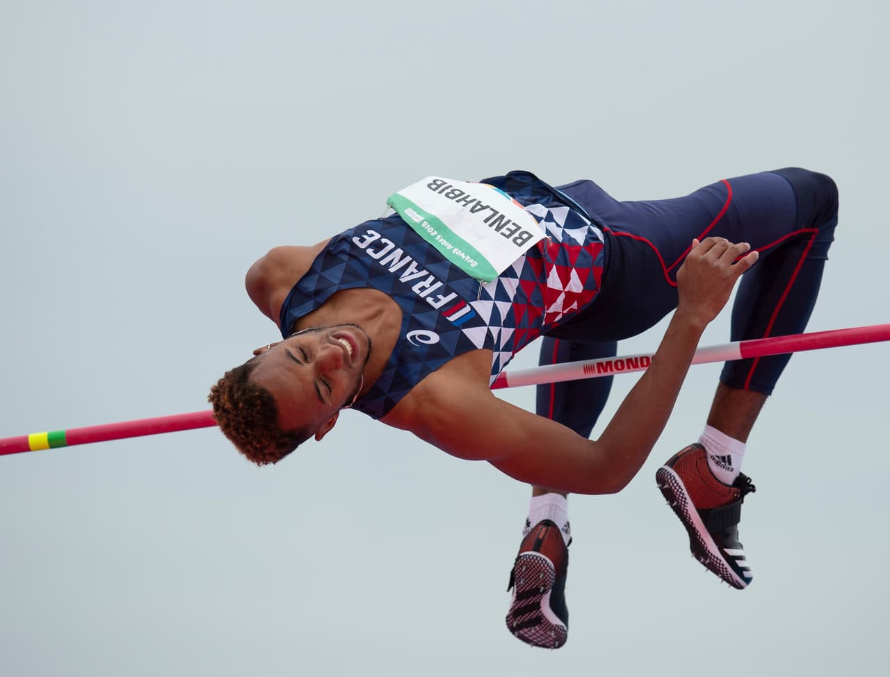 En pleno vuelo está Mohammed-Ali Benlahbib de Francia, en la primera etapa de la prueba de salto de altura dentro de los Juegos de Buenos Aires 2018.