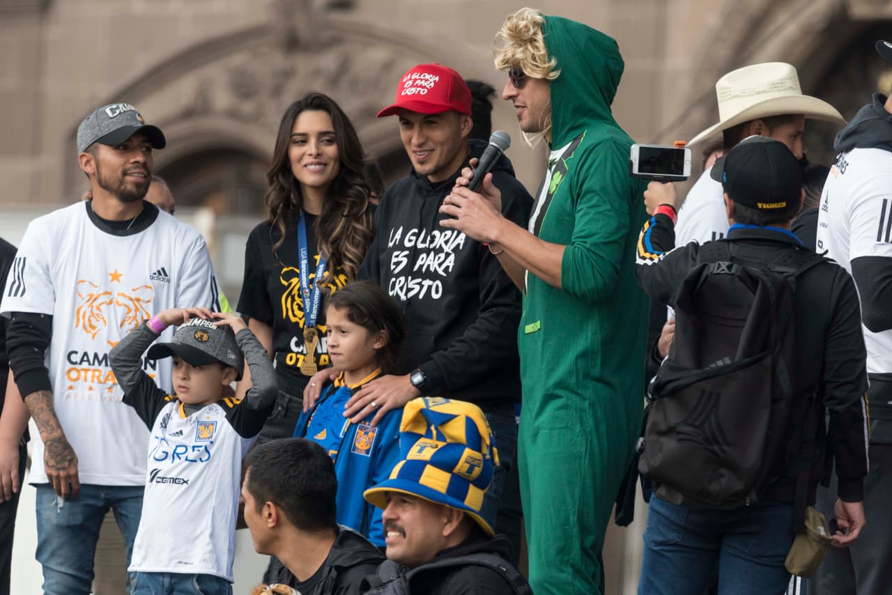 El portero argentino se vistió de manera extravagante durante los festejos de los universitarios. Además, la hizo de maestro de ceremonias en la Macroplaza.
