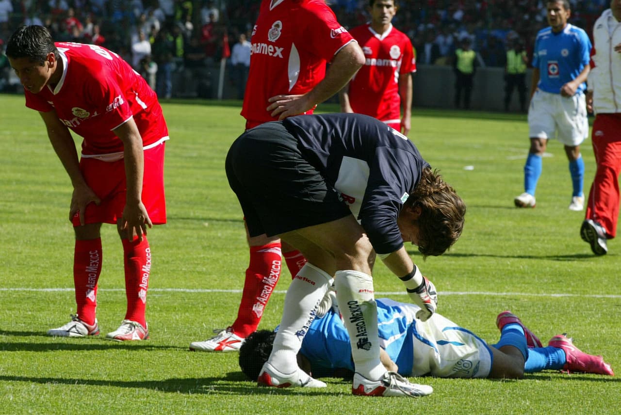 La maldición inició en la final del Apertura 2008 entre Toluca y Cruz Azul: José Manuel Cruzalta hizo una dura entrada que dejó inconsciente a César Villaluz y Roberto García Orozco ni siquiera marcó penal.