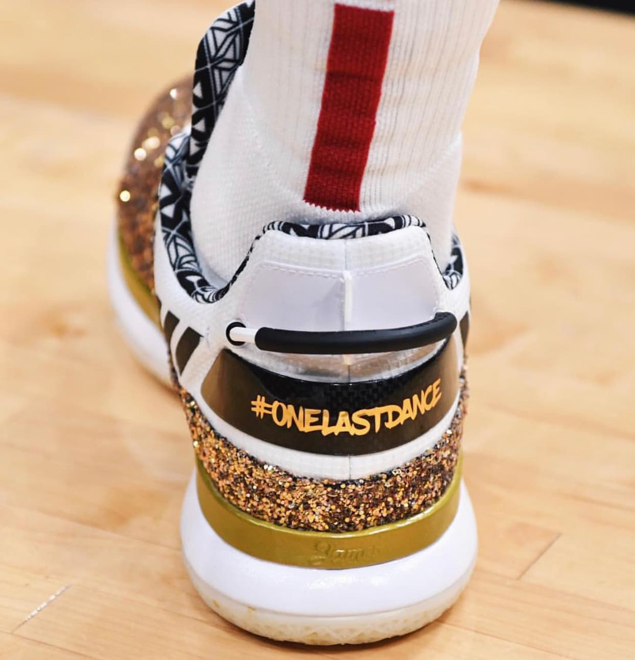 Pero el detalle que tiene en la zona del talón este tenis es la etiqueta #ONELASTDANCE o el último baile, haciendo alusión al partido final de temporada regular de Wade como jugador en activo en Miami.