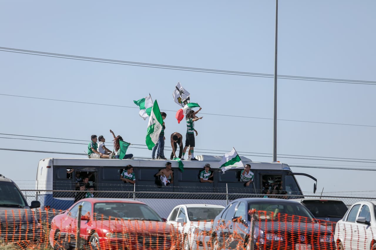 Así se vivió el ambiente previo al juego de Vuelta de las Semifinales de la Liga Campeones de la Concacaf en el Estadio Corona, en Torreón, Coahuila, entre Santos Laguna y Tigres de la UANL.