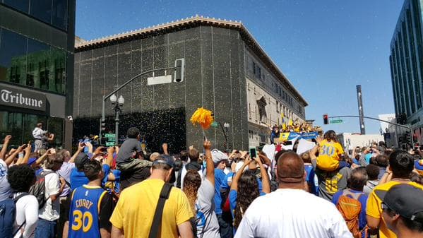 Cientos de aficionados salieron a las calles para ver a los campeones de la NBA.