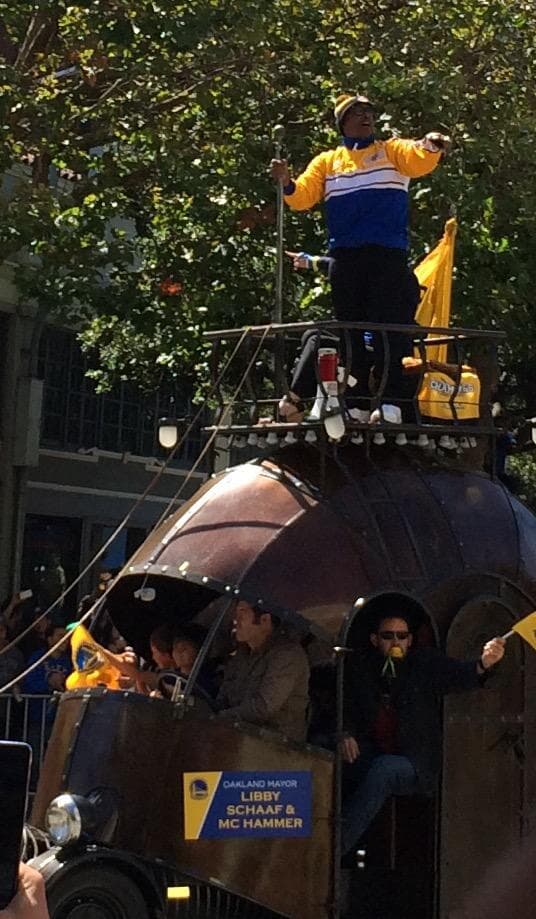 Cientos de aficionados salieron a las calles para ver a los campeones de la NBA.