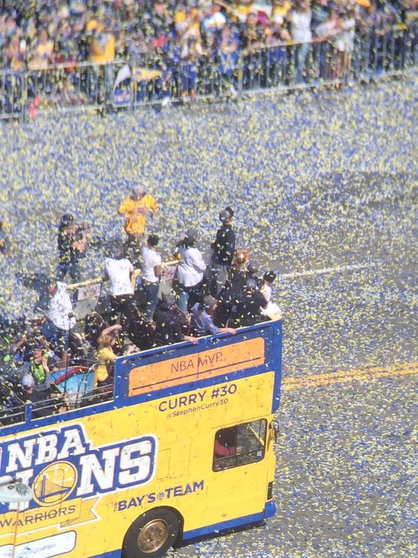 Cientos de aficionados salieron a las calles para ver a los campeones de la NBA.