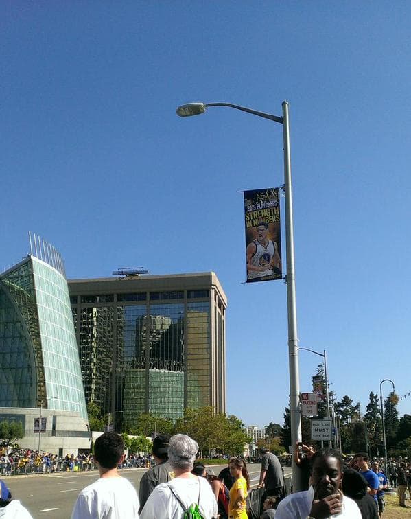 Cientos de aficionados salieron a las calles para ver a los campeones de la NBA.