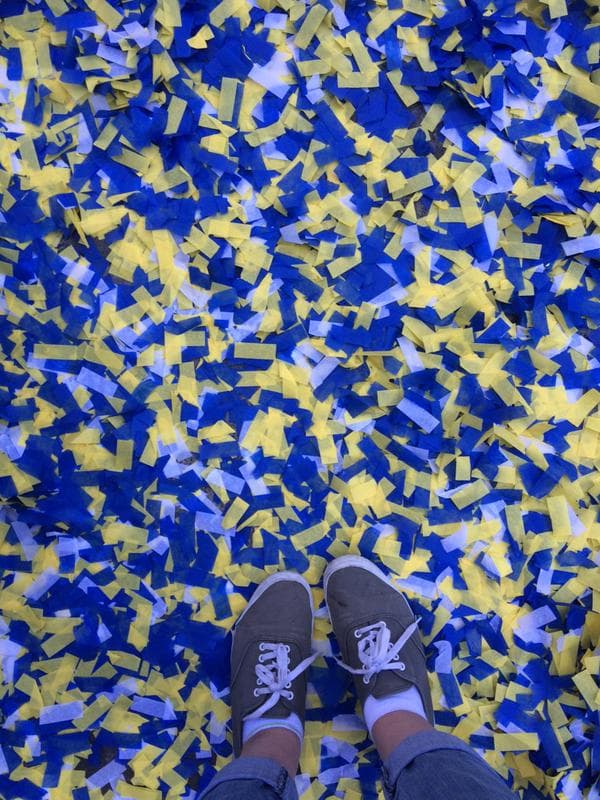 Cientos de aficionados salieron a las calles para ver a los campeones de la NBA.