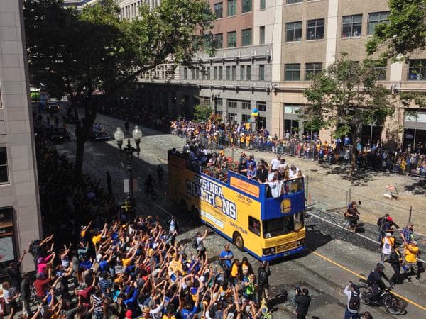 Cientos de aficionados salieron a las calles para ver a los campeones de la NBA.