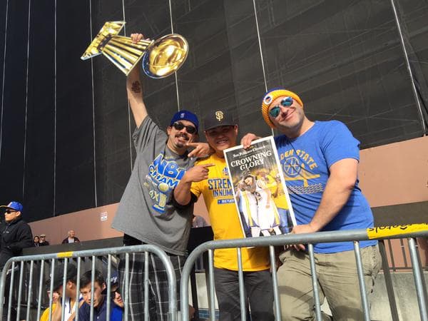 Cientos de aficionados salieron a las calles para ver a los campeones de la NBA.