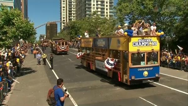 Cientos de aficionados salieron a las calles para ver a los campeones de la NBA.