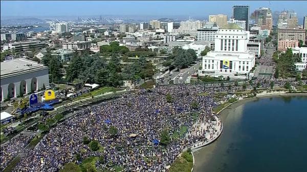 Cientos de aficionados salieron a las calles para ver a los campeones de la NBA.