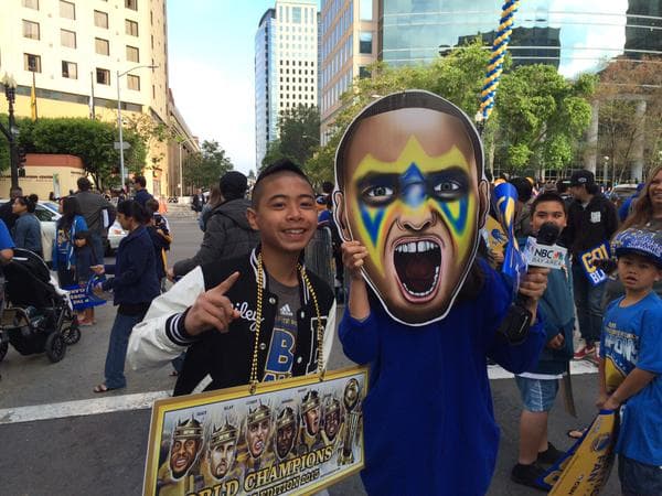 Cientos de aficionados salieron a las calles para ver a los campeones de la NBA.