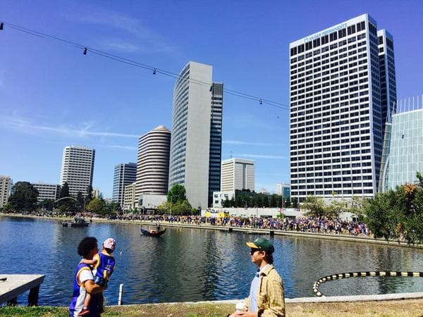Cientos de aficionados salieron a las calles para ver a los campeones de la NBA.