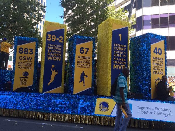 Cientos de aficionados salieron a las calles para ver a los campeones de la NBA.