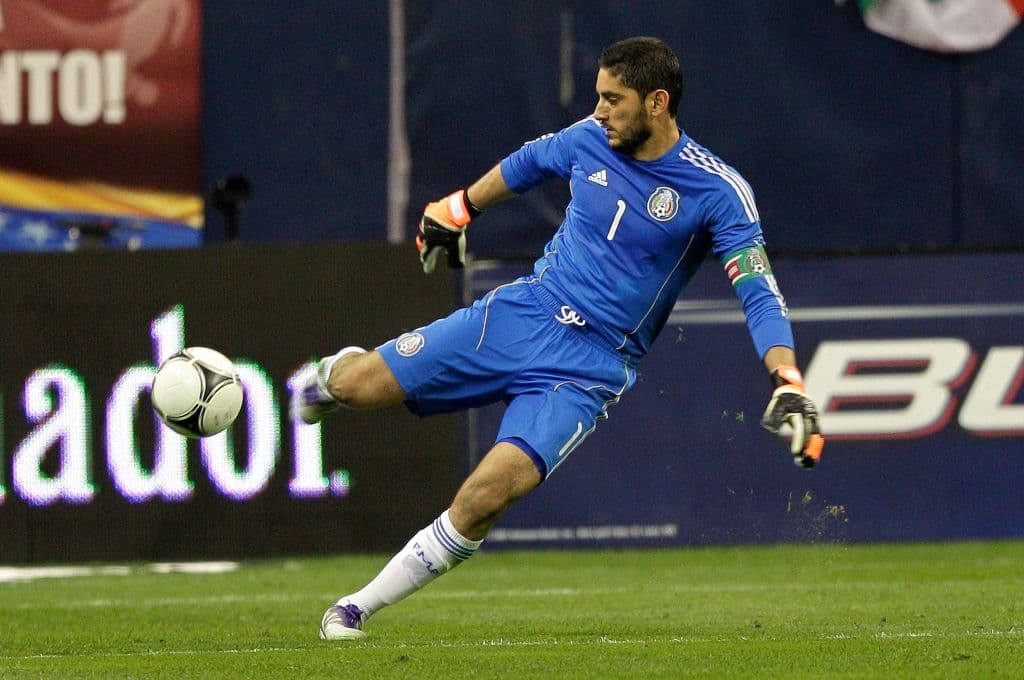 A pesar de ser convocado para la Selección Absoluta, José de Jesús Corona no ha tenido tanta participación como titular, sin embargo ha logrado consolidarse como uno de los mejores guardametas del futbol mexicano.