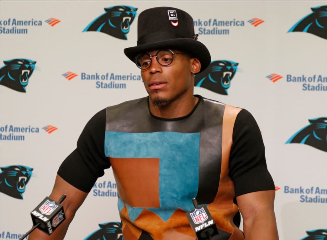 <b>Cam</b>eron Jerrell
<b>Newton</b> celebra su cumpleaños número 28 este 11 de mayo y por ello quisimos mostrar cómo ha ido cambiando su
<i>look</i> durante las seis temporadas que lleva en la NFL. El quarterback de los
<b><a href="http://www.univision.com/deportes/nfl/carolina-panthers">Carolina Panthers</a></b> ha sorprendido en casi todas sus conferencias de prensa pues no escatima al momento de presentarse en público.