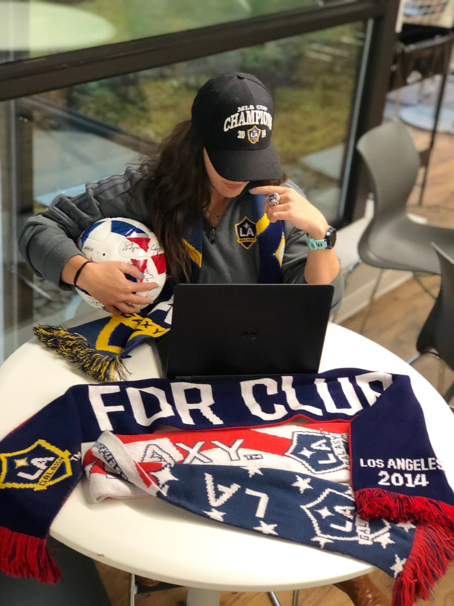 Esta aficionada se llevó todo su guardarropa del LA Galaxy al trabajo. Ella jura que en la computadora está trabajando y que para nada está leyendo sobre su adorado club.
