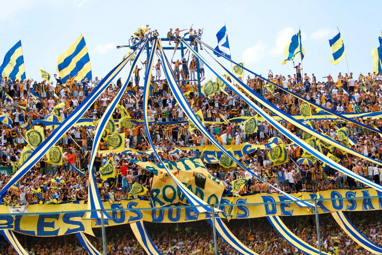Los hinchas de Rosario Central, 'El Canalla', hacen sacrificios y ofrendas para apoyar a su equipo.