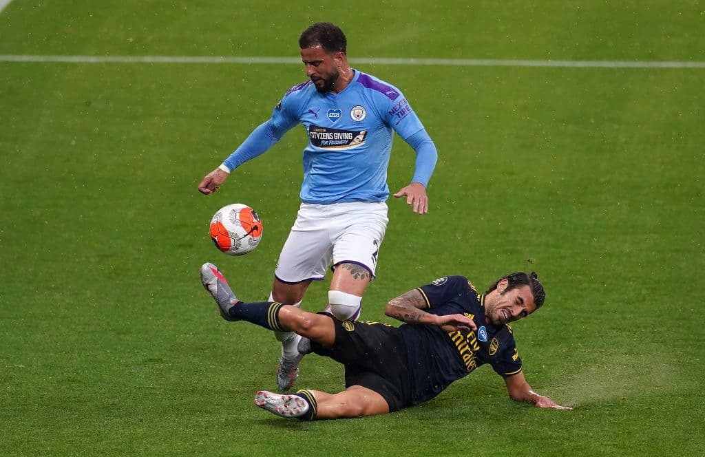 Dani Ceballos se ve superado por Kyle Walker, por lo que esl español reliza uan barrida extraordinaria para robarle el balón al inglés.