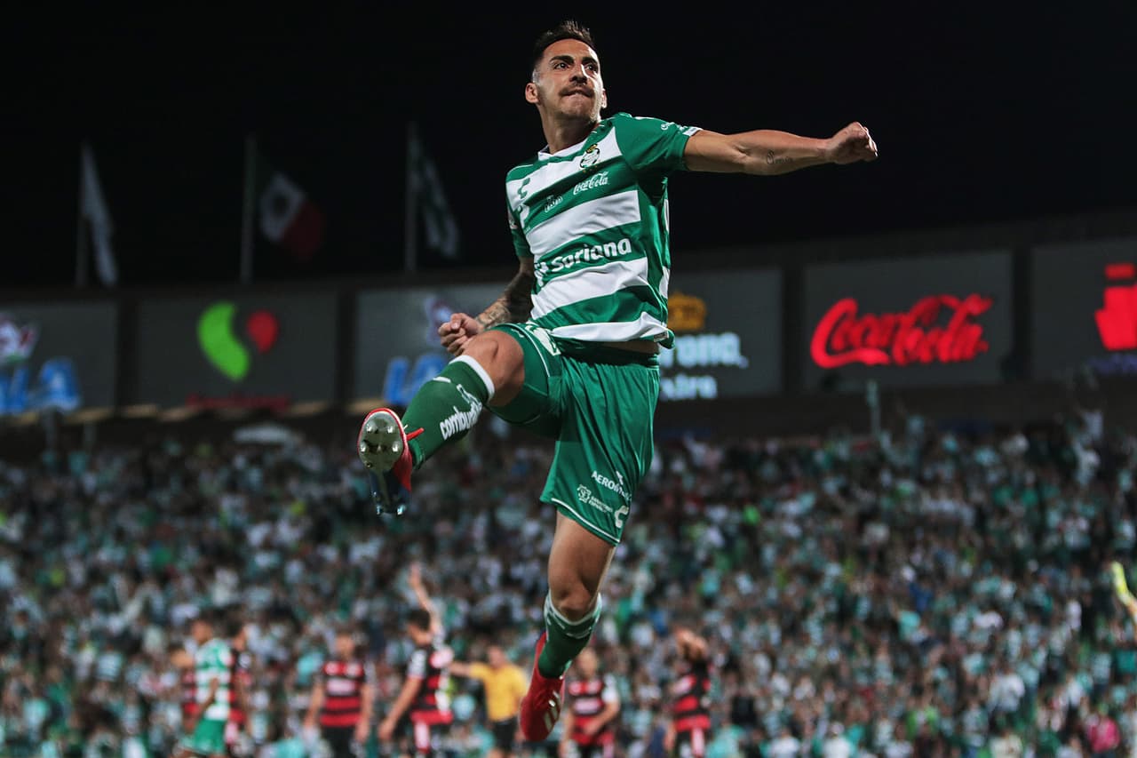 Con un golpe de cabeza al minuto 58, el argentino Javier Correa anotó el 1-1 para Santos Laguna.