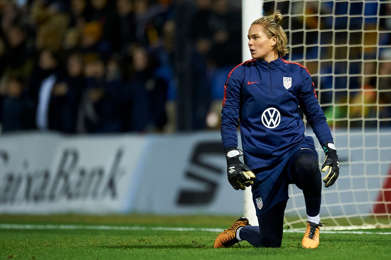 Durante su carrera en el USWNT y la liga loca, Alexandra conoció a Ashlyn Harris, portera con la que ha compartido una larga relación dentro y fuera de los campos de fútbol.