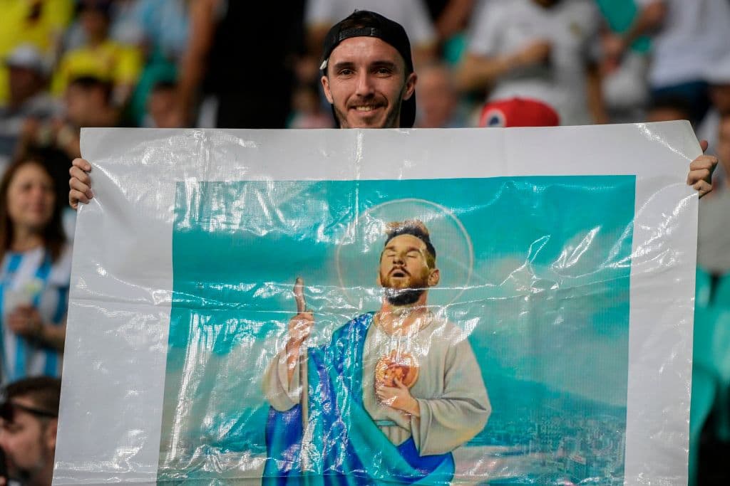 Fanáticos de Argentina y Colombia viven la antesala del juego entre ambas selecciones en Salvador (Bahía) por el Grupo B de la Copa América Brasil 2019.