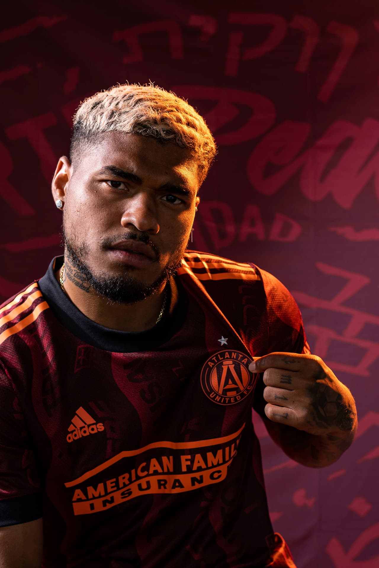 La camiseta incluye 13 mensajes de unidad en 11 idiomas globales que rinden homenaje al poder del juego bonito y su capacidad para unir a la gente. El color de la casaca es un fondo rojo profundo con detalles en anaranjado, que es un guiño a la tierra arcillosa del estado de Georgia.
<br>
<br>