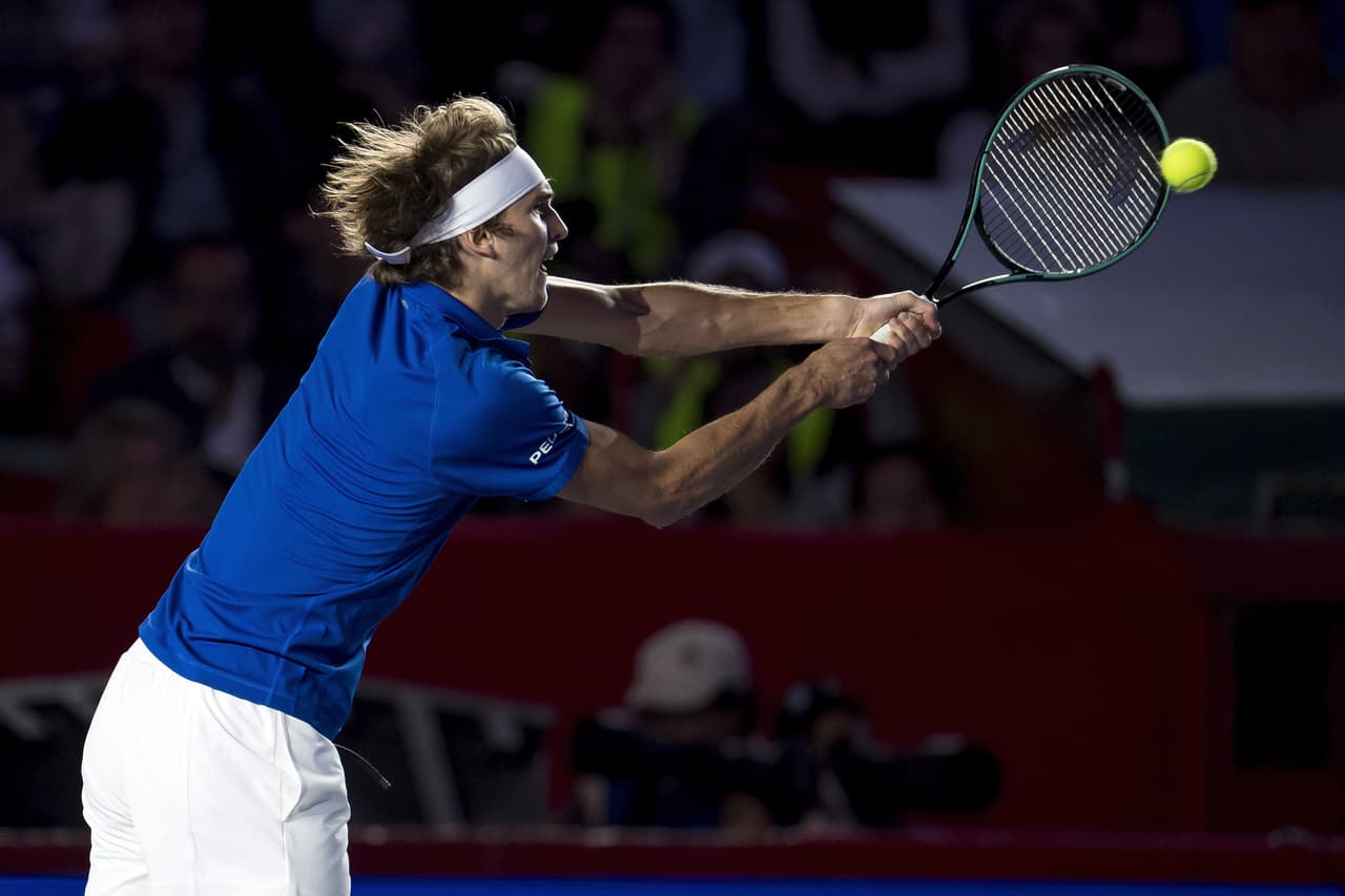 Roger Federer se impuso 2 sets a 1 ante Alexander Zverev en un juego de exhibición que representó una fiesta total en la Plaza de Toros México.