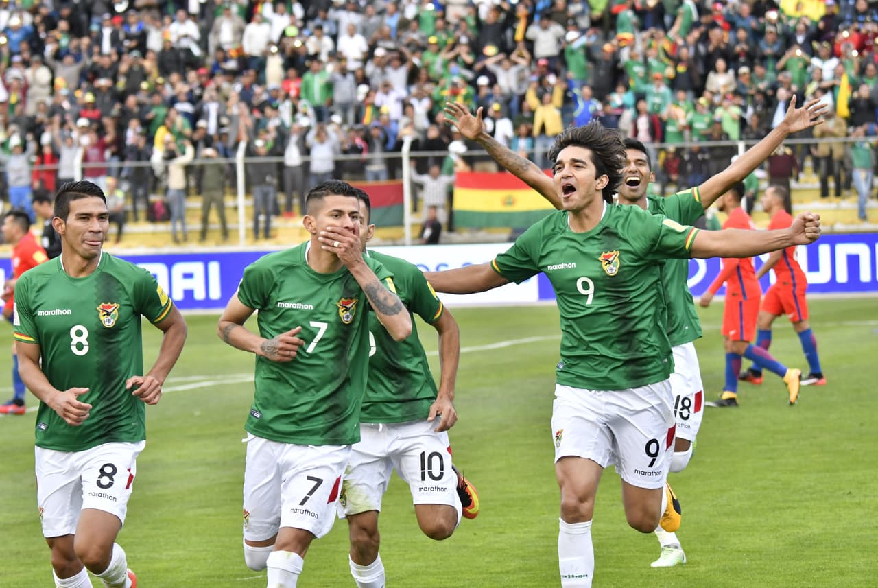 Bolivia's Juan Carlos Arce (#7) celebrates with teammates after scoring against Chile during their 2018 World Cup qualifier football match in La Paz, on September 5, 2017. / AFP PHOTO / AIZAR RALDES (Photo credit should read AIZAR RALDES/AFP/Getty Images)
