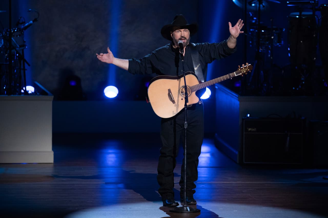 Cher entregó el Icon Award al cantante estadounidense Garth Brooks.
