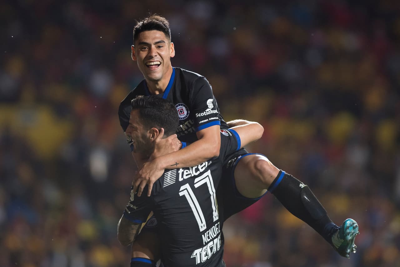 Cruz Azul tuvo un gran partido justo cuando más lo necesitaba. Los cementeros vencieron 2-1 a Morelia en calidad de visitante.