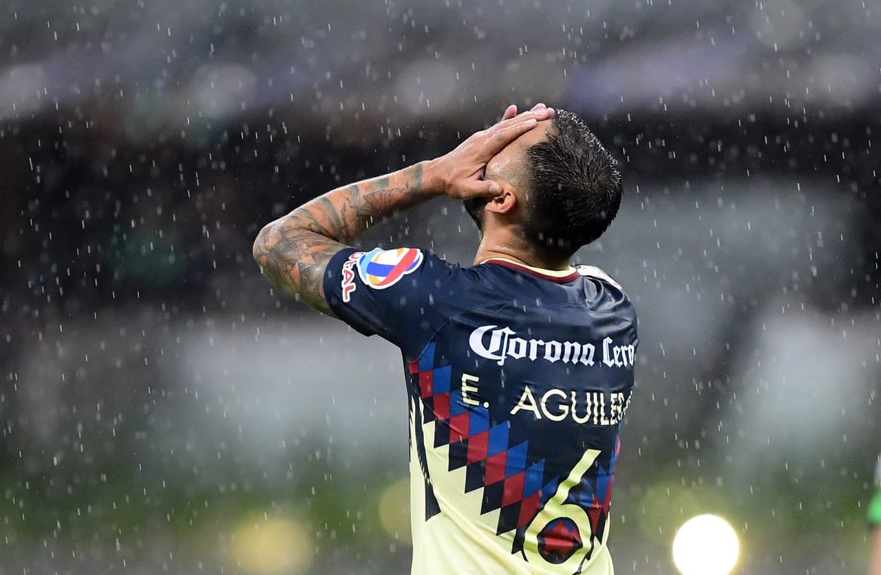 El defensor argentino se lesionó en el duelo ante Santos Laguna.