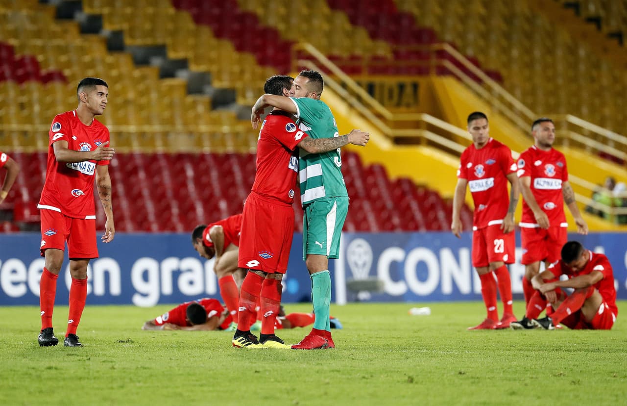 Incluso, en medio de su festejo algunos jugadores de La Equidad fueron solidarios con sus rivales ante el llamativo hecho.