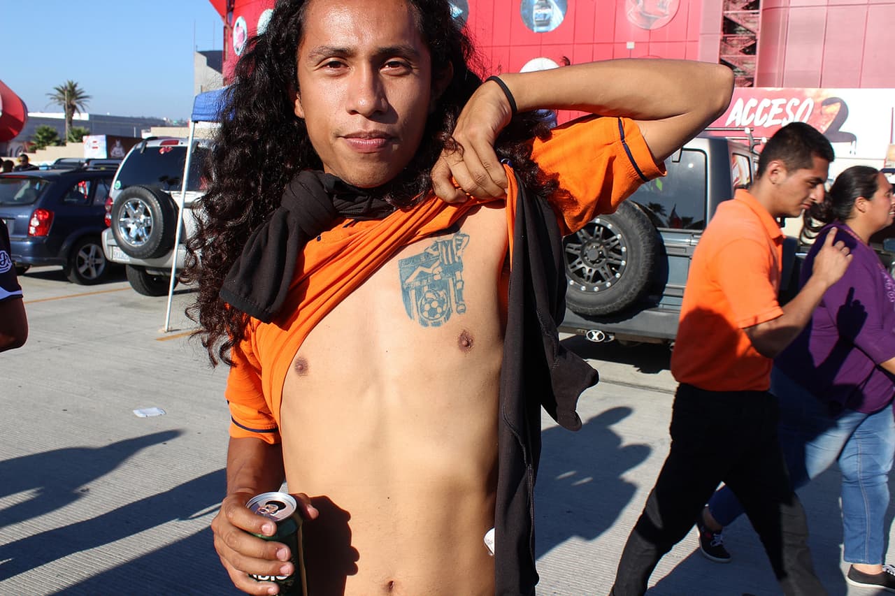 Amigos, fiesta, comida, playeras e incluso tatuajes fueron algunas de las muestras de apoyo de la afición de Xolos.