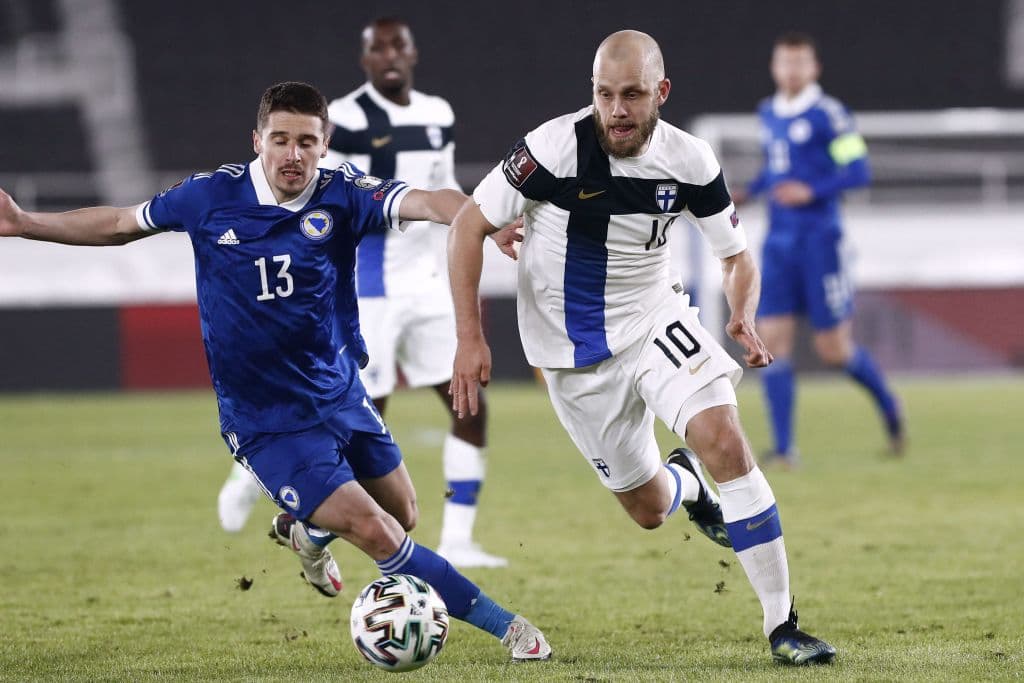 Grupo D | Finlandia empató a dos tantos con Bosnia y Herzegovina.