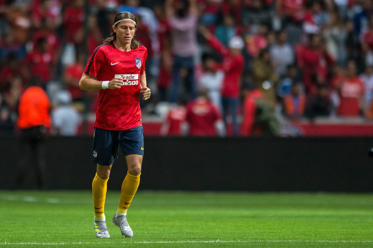 Filipe Luis, una de las grandes figuras del club 
<i>colchonero<b> </b></i>calentaba en el césped del campo mexicano.