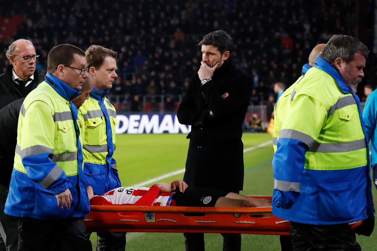 EINDHOVEN, NETHERLANDS - JANUARY 26: (L-R) Stijn Indeherberge of PSV, Hirving Lozano of PSV, Mark van Bommel of PSV during the Dutch Eredivisie match between PSV v FC Groningen at the Philips Stadium on January 26, 2019 in Eindhoven Netherlands (Photo by Aaron van Zandvoort/Soccrates/Getty Images)