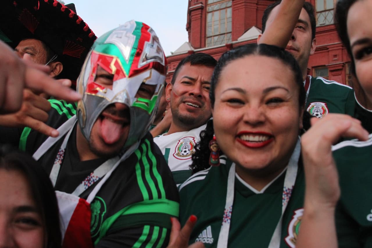 Tremendo jolgorio que armaron los aficionados mexicanos en la Plaza Roja en Moscú tras la gran victoria de la selección de México por 1-0 sobre Alemania. ¡Así festejaron! (Fotos: Ricardo Otero, enviado)