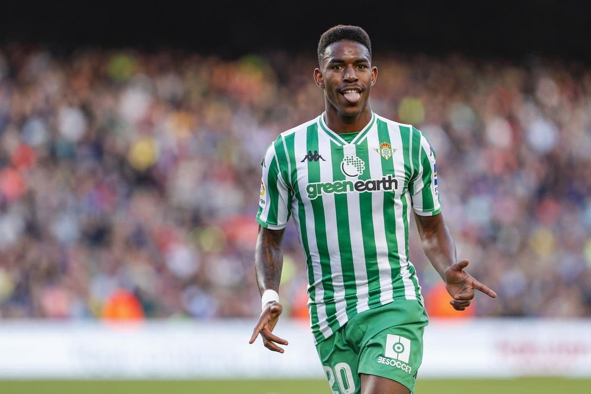 Junior Firpo es un lateral izquierdo de 22 años nacido en República Dominicana pero con pasaporte español y seleccionado Sub-21 de La Roja.
