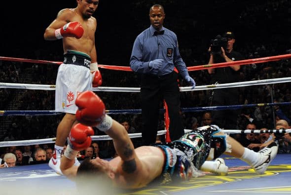 En mayo del 2009 Hatton fue contra Pacquiao, pero apenas aguantó 2 rounds. Cayó en el primero y en el segundo quedó horizontal sobre la lona luego de recibir un gancho de izquierda que terminó la pelea.