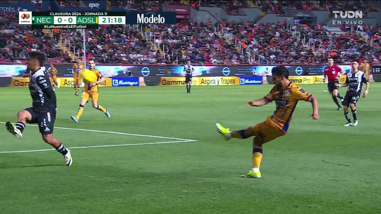 ¡TIRO ATAJADO! disparo por Vitinho.