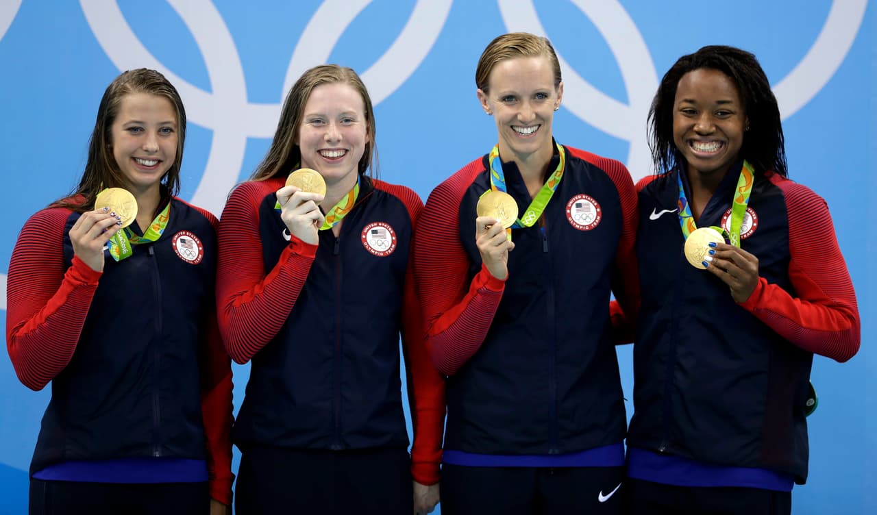 Estados Unidos revalida el oro en los 4 x 100 combinados femenil