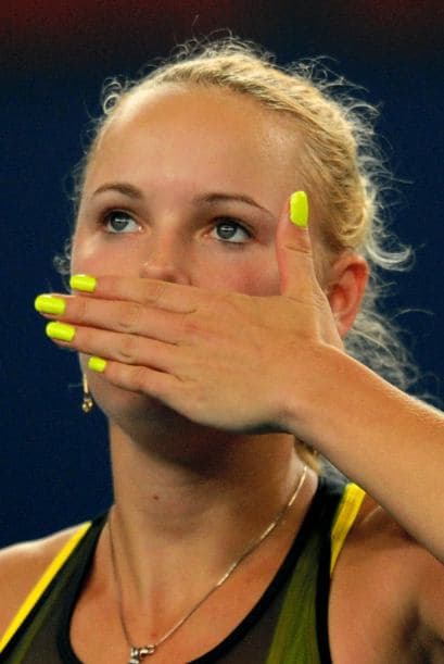 Caroline Wozniacki se despide de su público tras su victoria y se enfrentará en semifinales a Shahar Peer.