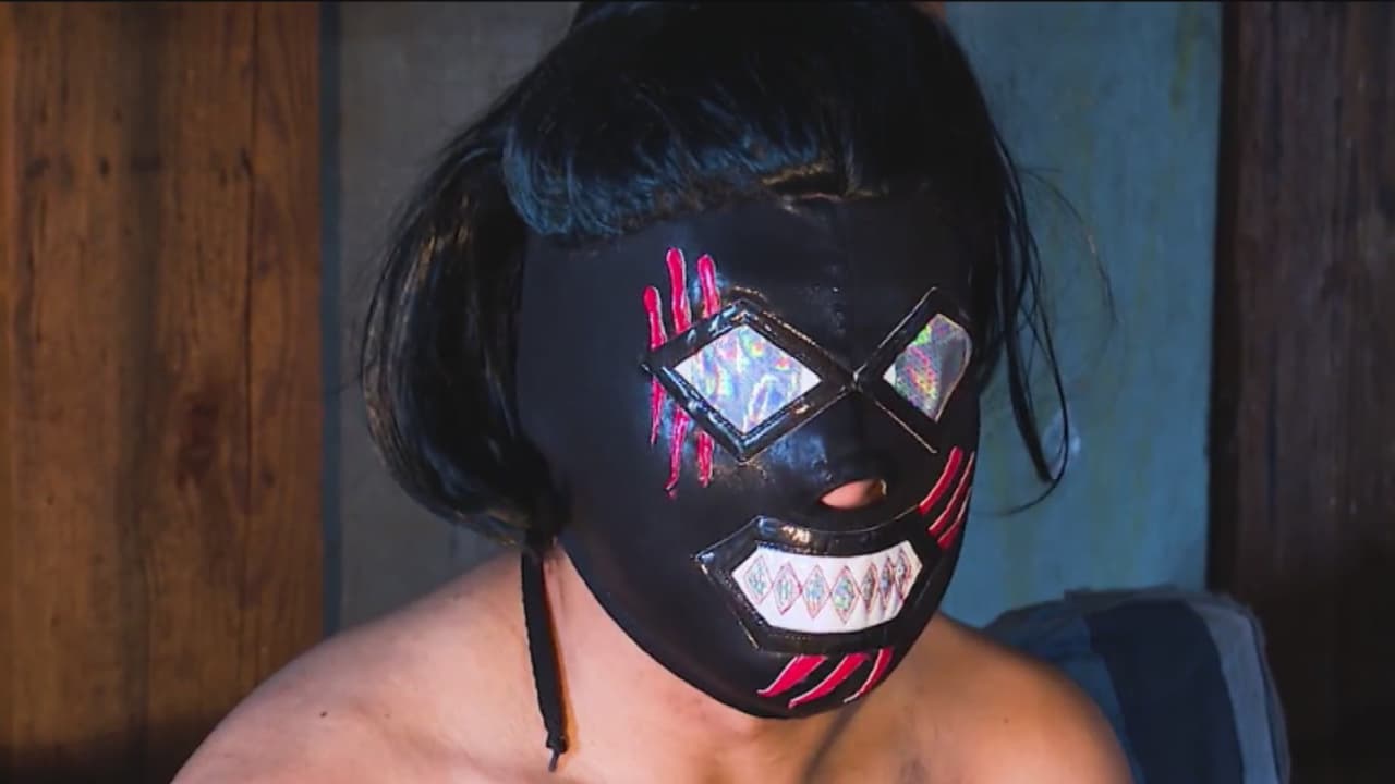 La lucha libre mexicana crece en California: ‘Espectro Black’ comparte su pasión tras 26 años