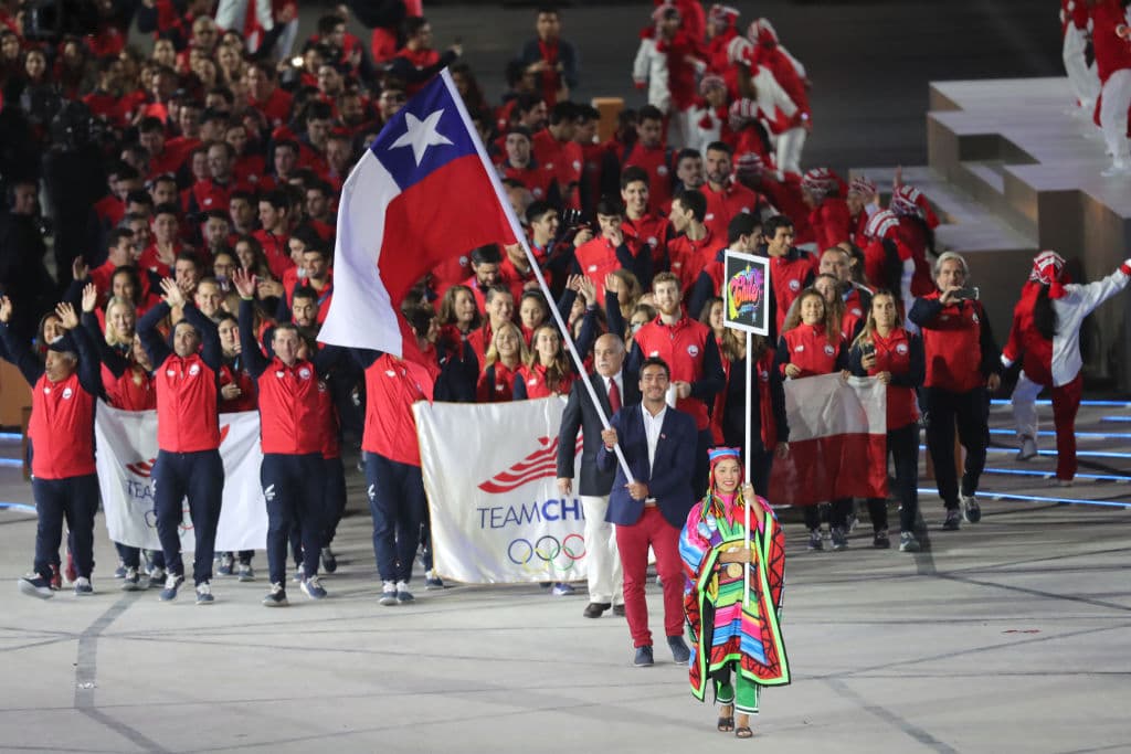 Desfila la delegación de Chile con Felipe Miranda como su abanderado.