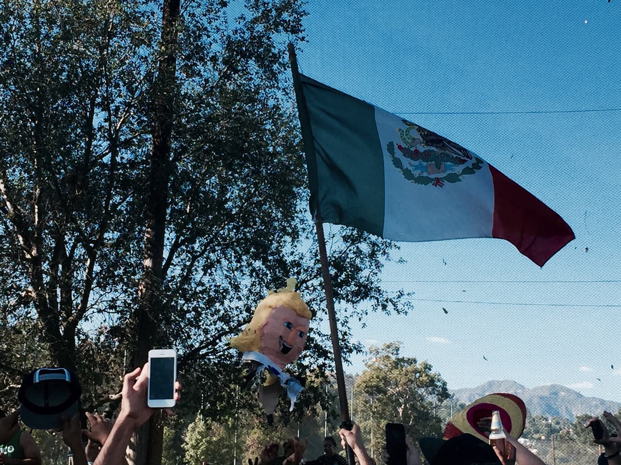 Las aficiones de México y Estados Unidos colmaron el Rose Bowl de Pasadena y armaron una gran fiesta.