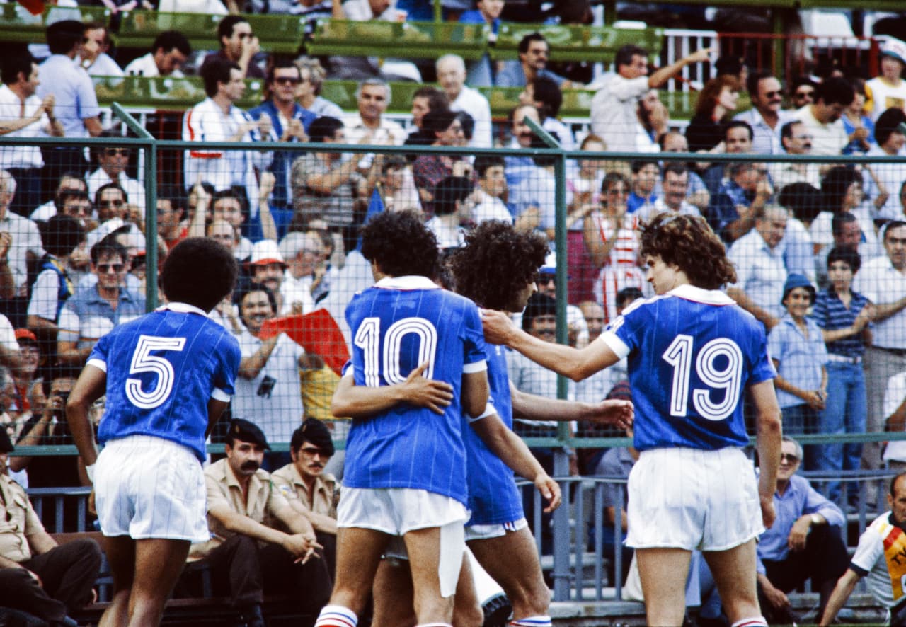 Al último partido del grupo, a Francia le bastó un empate 1-1 contra Checoslovaquia para clasificar a la siguiente fase.