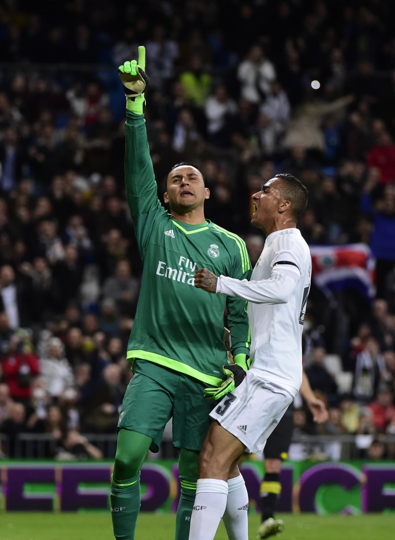 El portero Keylor Navas se convertiría en factor en el partido al atajarle un penal a Gameiro en el primer tiempo.